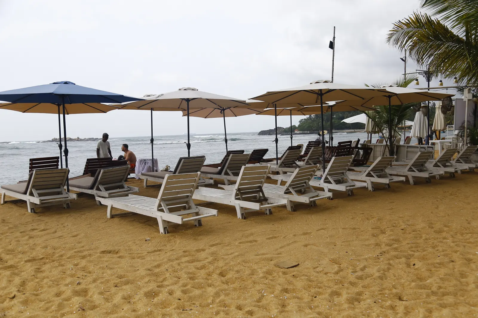 Beach setting near Kamayan in Unawatuna