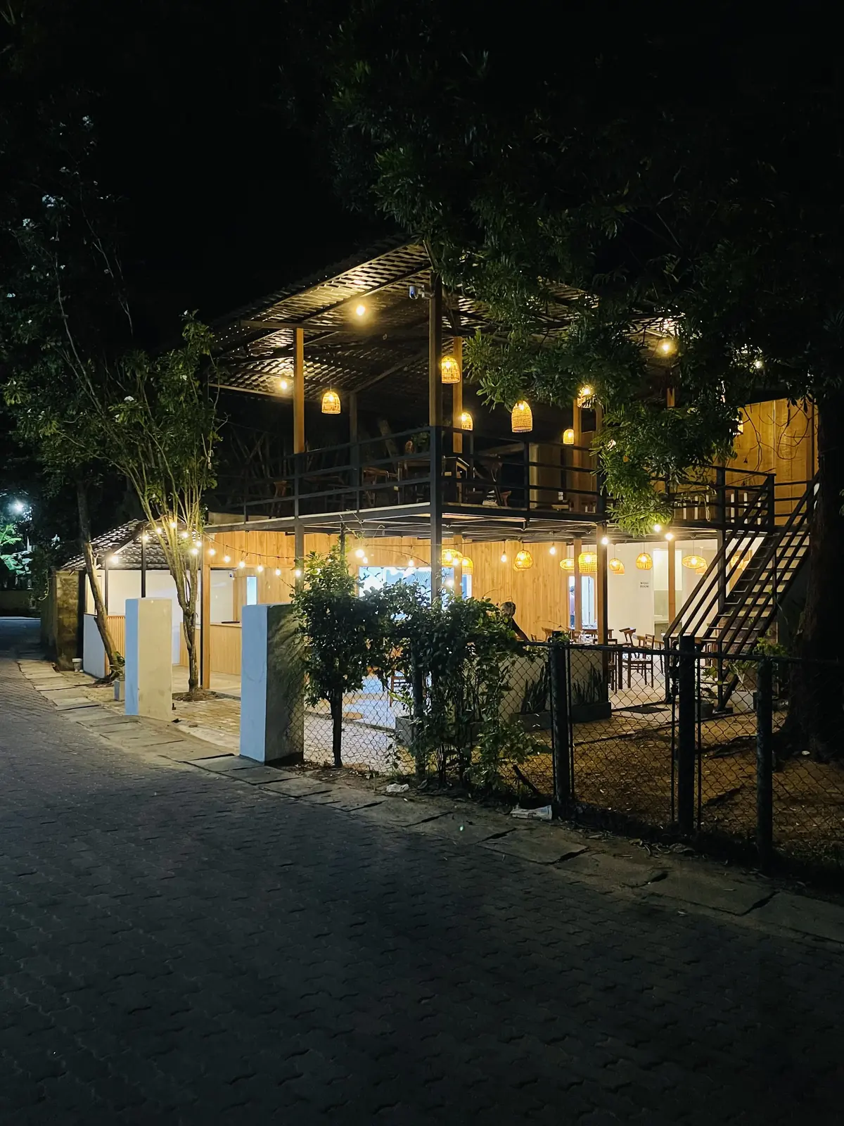 Kamayan restaurant and coastal setting